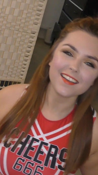 La cheerleader ginger mandy foxxx bukkake prende un sacco di sborrate in faccia