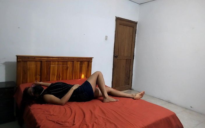 Goky: Una donna dipendente dal cazzo si masturba la sua bella...
