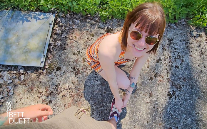 BettDuett: 弯下腰接受花带和后入式性爱