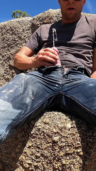 Ejaculează într-o excursie cu blugi umezi cu mine