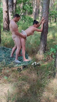 Kedudukan Anjing Luar Fuck, Di Sebelah Pokok