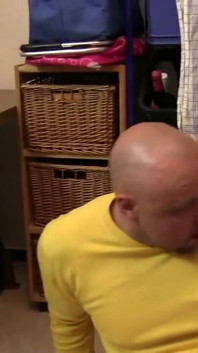 Brunette met dikke kont op hoge hakken wordt hard geneukt in de keuken