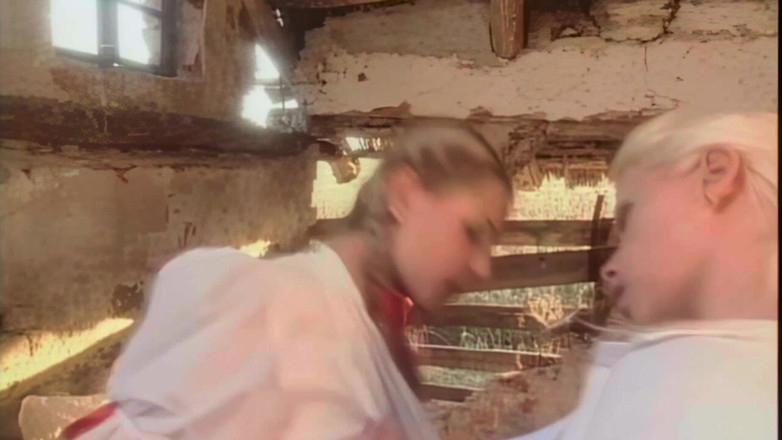 Inhonorof porn: Orgasme Lesbian Untuk Dua Berambut Perang Di Gudang