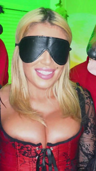 Istri dengan penutup mata didobel penetrasi sama 2 pria bertopeng untuk fantasi halloween - touchmywife
