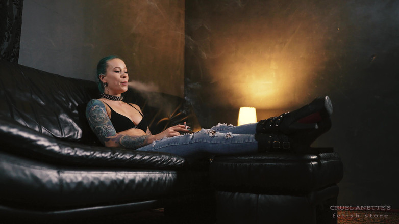 Cruel Anettes fetish world: Anette Smokes dalam seluar jeans dan but 4K