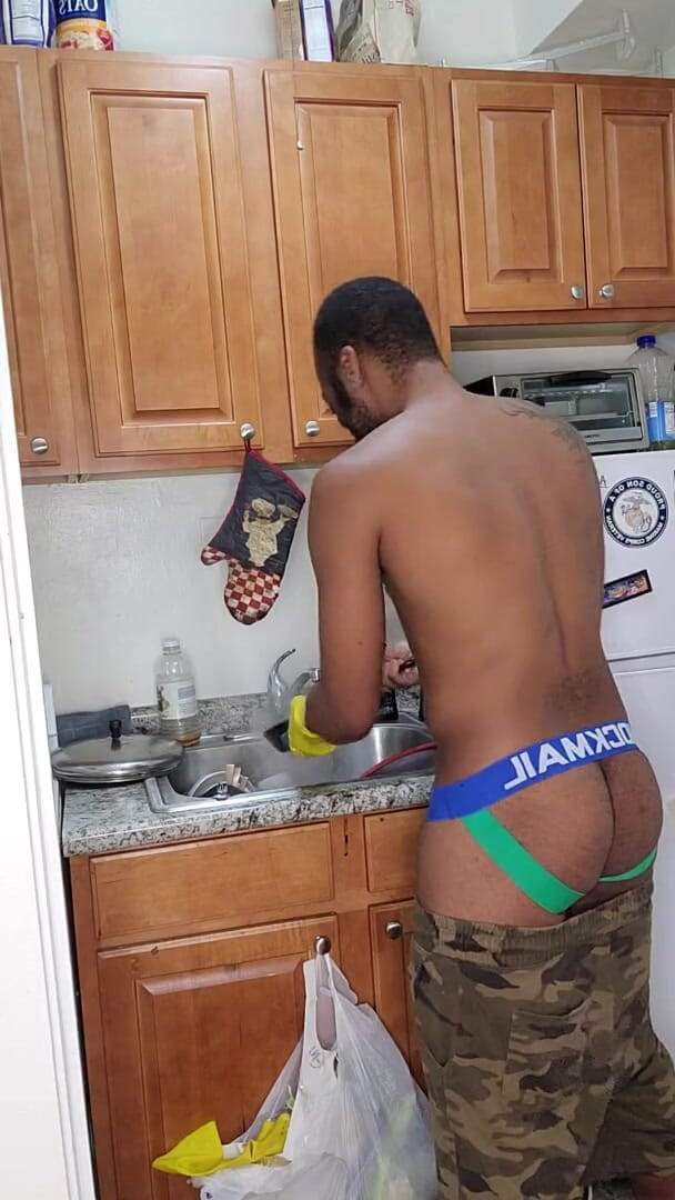 Kennie Jai: 집에서 누드 1부를 청소하는 Kennie Jai