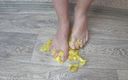 Mirallise: Schätzchen mit schönen beinen, zerquetschen eine banane mit ihren füßen,...