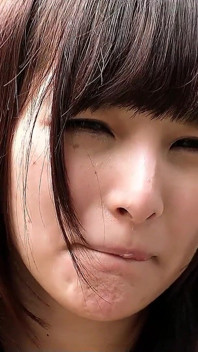 La teen asiatica mihono viene toccata all'appuntamento all'aperto a casa e riceve un pompino