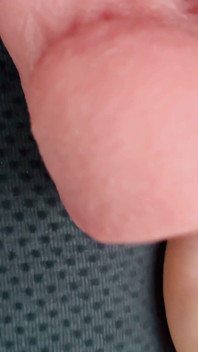 Di dalam mobil saya berhenti di tempat parkir untuk melakukan dildo vagina saya seperti pelacur dengan risiko dikejutkan oleh orang asing
