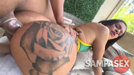 Yunne Alinny kan inte stå ut med Yagos jättekuk i anal