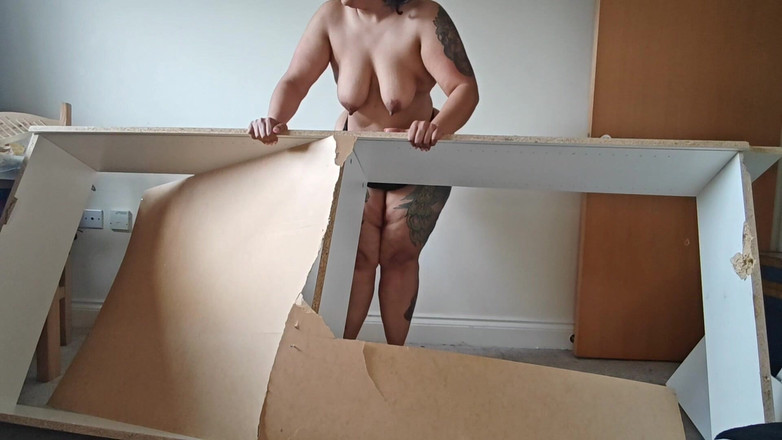 Zozonicoco: Awek montel memusnahkan rak buku dengan pantat besarnya