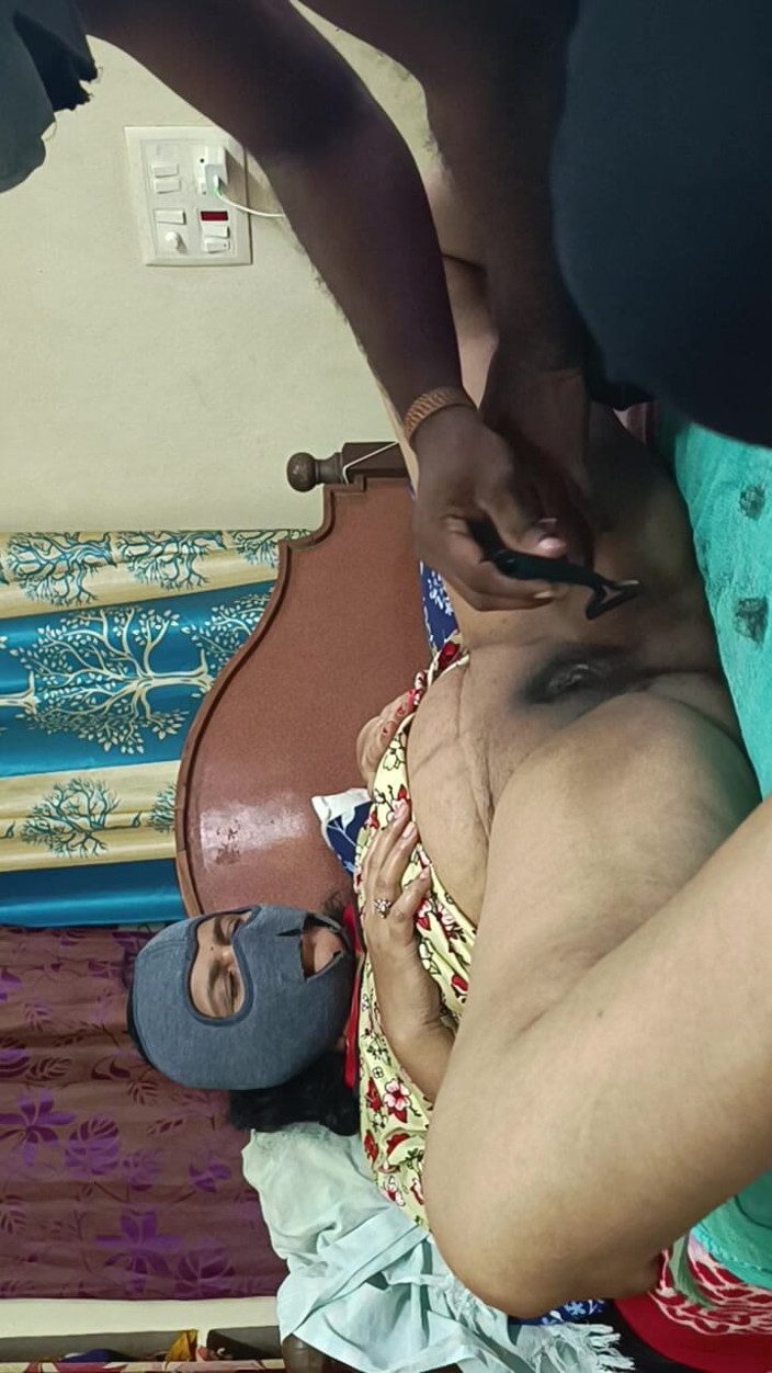 Decent couples: Hermoso coño de la madrastra india afeitado con hijastro