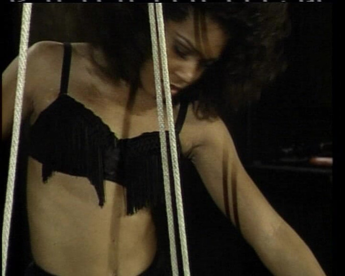 Deutsche Madchen: 德国黑人荡妇在束缚表演中被绑住并被鞭打