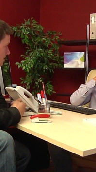 Ennio dan Damien menikmati seks di pejabat