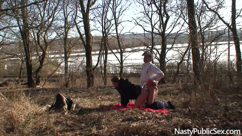 Nasty Public Sex: Stary koleś pieprzy młodą laską na świeżym powietrzu w Pradze