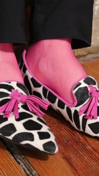 Penzolanti sensuali e giochi di scarpe in calze rosa - Mocassini e zoccoli