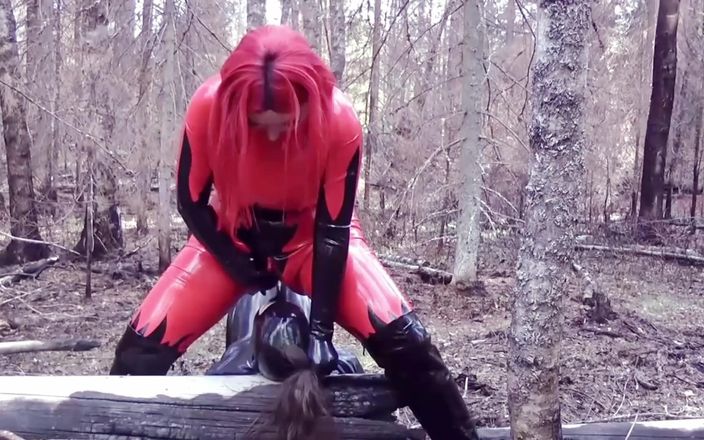 Arya Grander: Femdom, humiliation dans la nature : maîtresse en latex et soumise...