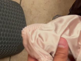 Bigbrook45: Masturbando-se em Mater Inlaws Pink Issy Satin Calcinha