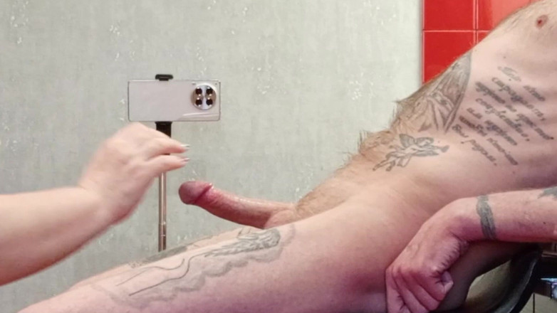 Zona901: 椅子に座っていると、隣人がイク前に深いフェラチオをしてくれます