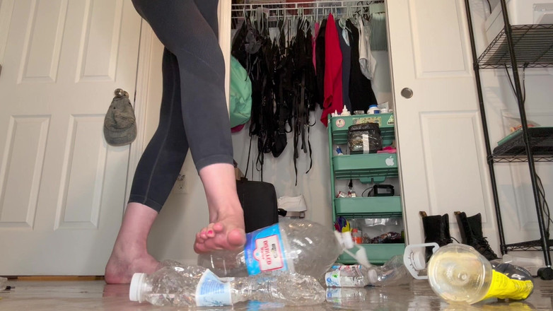 Peppermint Giantess: Schiacciamento con bottiglia d'acqua con piedi grandi di taglia 16