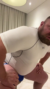 Jack gestapeld rijdend en spelend met zijn grote dildo