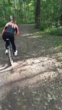 Ein Bike endet mit einem heißen blowjob im wald