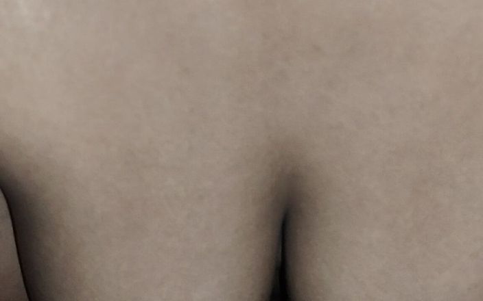 Hot_girl02: Bhabhi toont grote borsten en dikke kontneukpartij op zijn hondjes