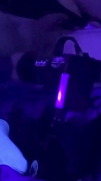 S1uttranspup blacklit odada 9 inçlik bir dildo alıyor