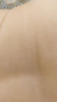 色情明星熟女和她的男友在床上做爱和口交和狗式自拍