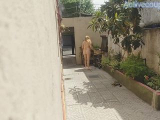 Active Couple Arg: 偷窥邻居在走廊上赤身裸体，他们从街上看着她