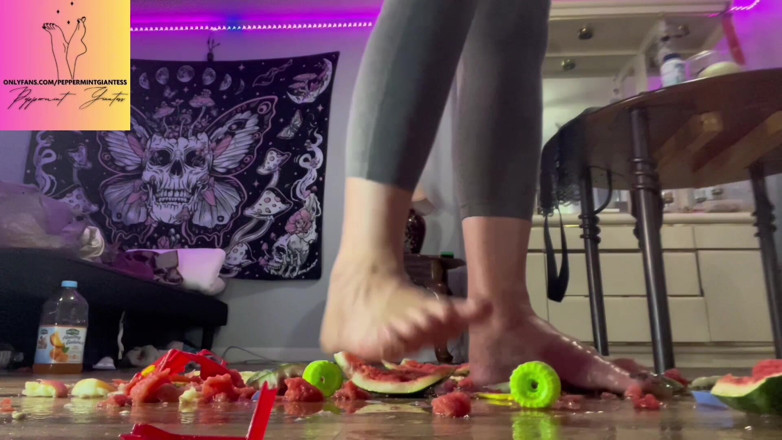 Peppermint Giantess: Dimensiunea 16 Desculță de fructe Zdrobire Uriașă Distrugere