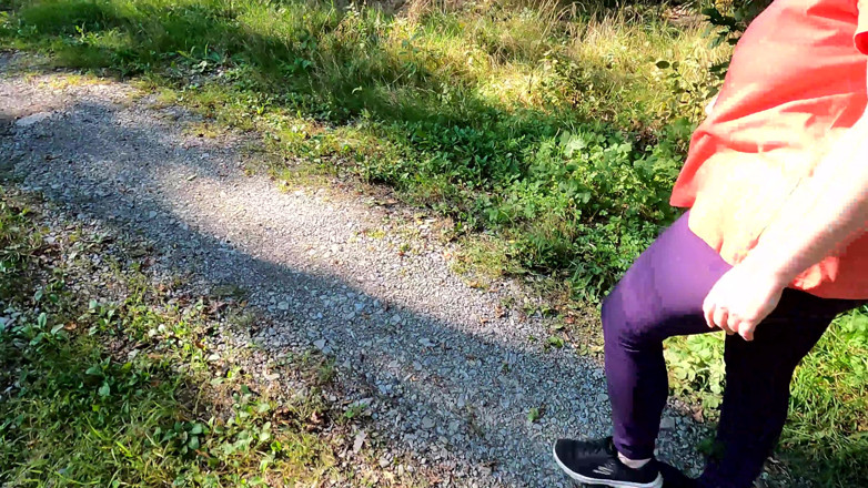 Bouncy Tits Action: 在傍晚的阳光下摆动乳房