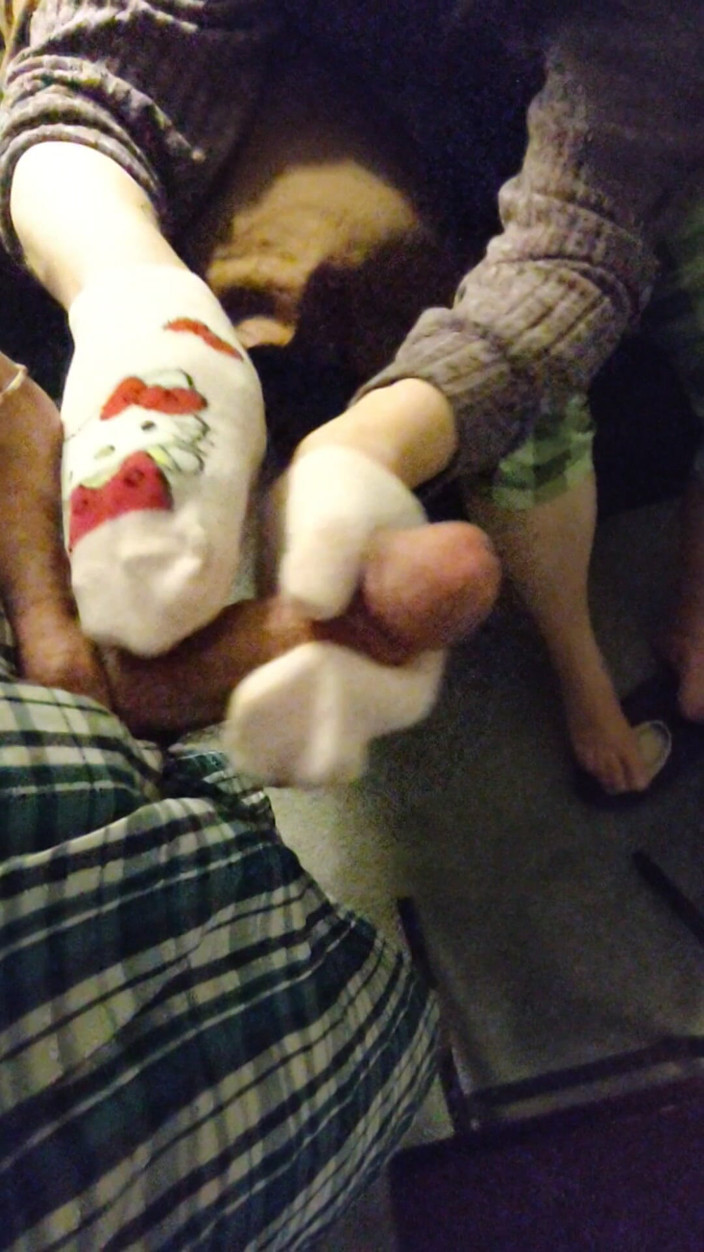 SocksAddict69: Sexy hello rosa kitty fa un sockjob e fa una...