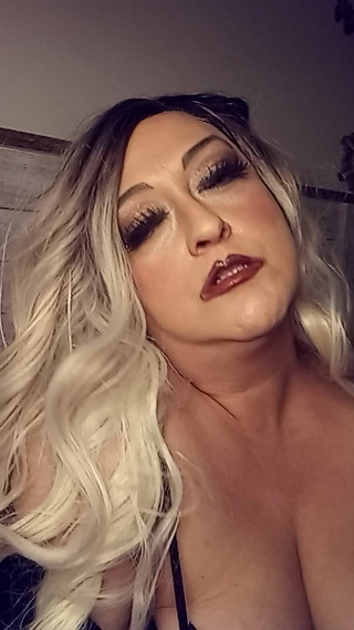 Charlottes: Sám, nadržený a sexy