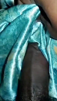81 Satin Handjob - Pancutan mani pada Satin Silky Green Saree Makcik Jiran