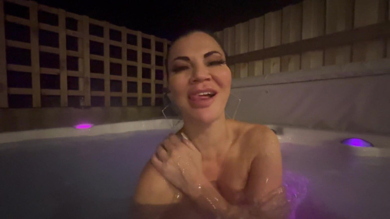 Jasmine Jae: Futai noaptea în aer liber în cadă cu hidromasaj