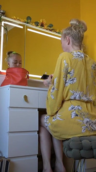 Mama sexy a prietenului tău te prinde uitându-te la: Linge-mi pizda în timp ce te masturbezi