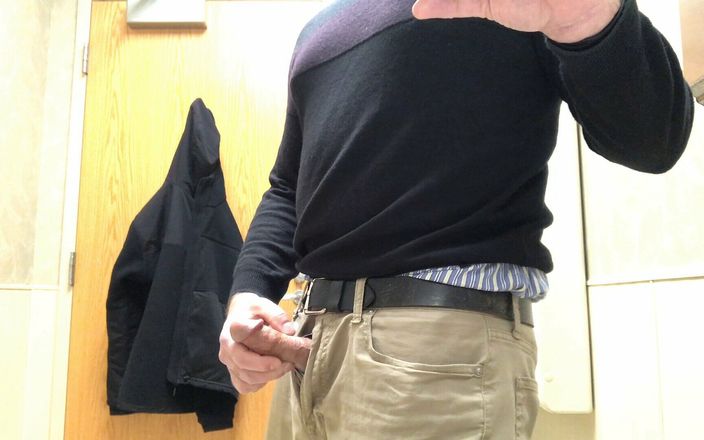 Tjenner: बाथरूम में लंड हिलाना और वीर्य निकालना