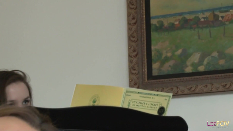 LezPOV: Zralá brunetka lesbička se zralými prsy roztáhne náctileté pysky kundičky...