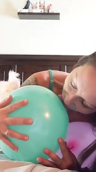 Jag älskar att knulla mina ballonger Jag kan inte hjälpa hur ballonger känns mellan mina ben, gnugga min klitoris genom mina trosor