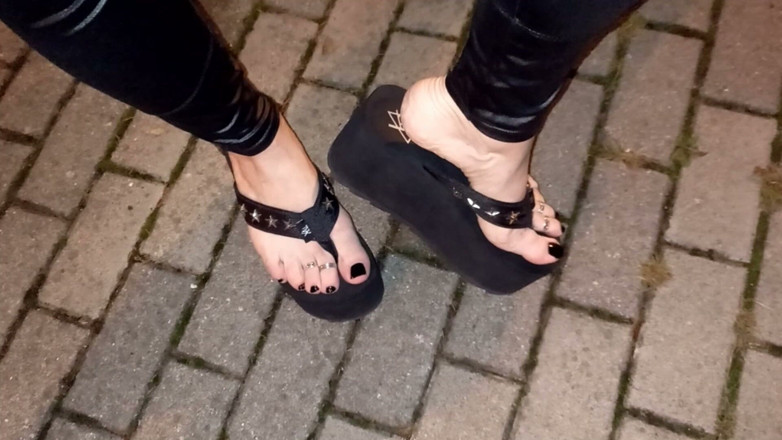 Heelex: Sexy Feet Lover on a Night Stroll