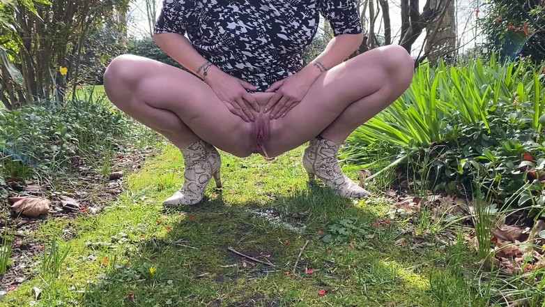 SluttyShanna: Pissing Sneaky Outside