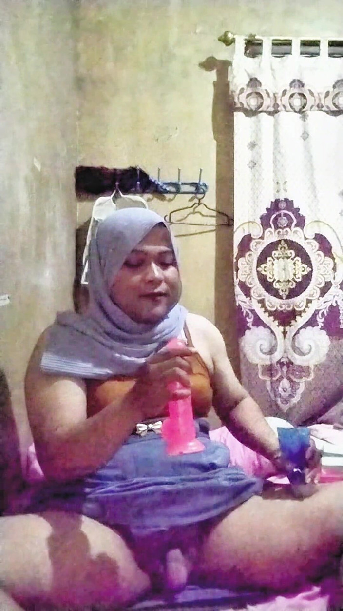 Ivvy Crossdresser: Hijab Transsexual usa uniforme para suas fantasias de fãs