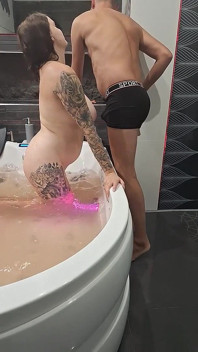 Büyük memeli milf (orta yaşlı kadın) ve kocası jakuzide derin sürtünme ile.