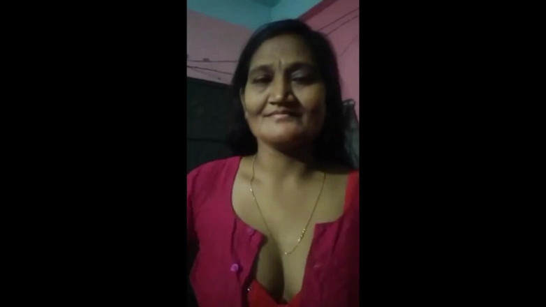 tanushri: देसी गांव भाभी का अजनबी के साथ सेक्स