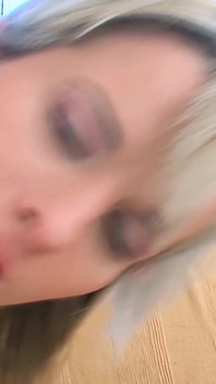 Heißer analsex, der den perfekten arsch eines sexy blonden mädchens fickt