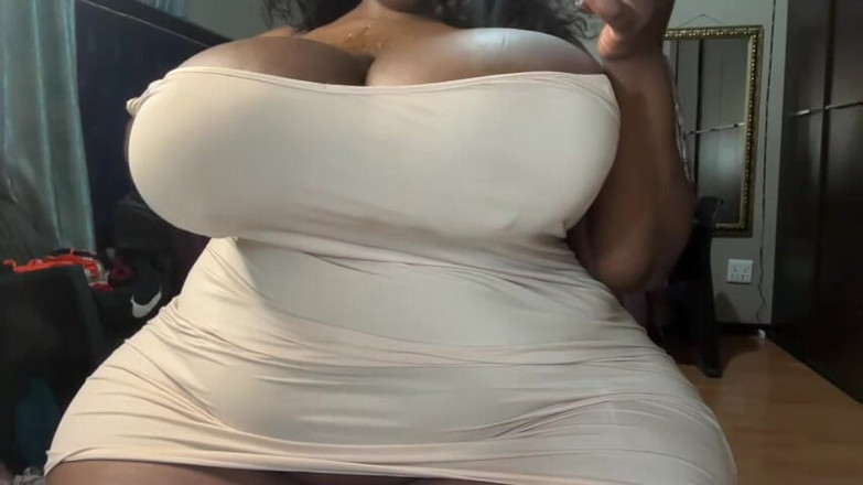 Legendary Booty Overdose: Zenci iri güzel kadın vibratörle sikiliyor ve büyük götünü alkışlıyor