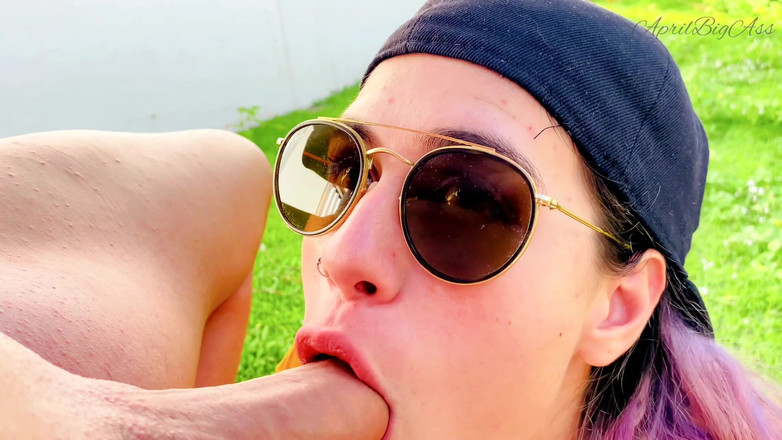 April BigAss: Oyuncu kız boğazından, amından sikiliyor ve arka bahçede döl yutuyor!!
