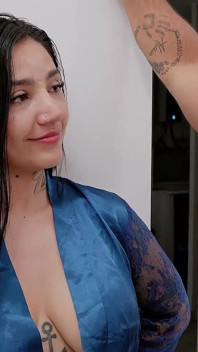 欲火焚身的女仆看到老板做爱，加入了四人行