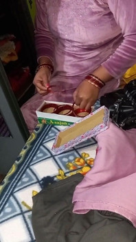 Panjabi bhabhi mengalami perubahan gaunnya.